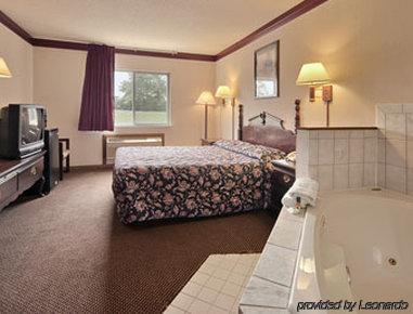 Super 8 By Wyndham Heath/Newark Hotel Room photo